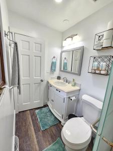 ガーニーにあるModern Oasis: Gurnee Getawayの白いトイレと洗面台のあるバスルーム