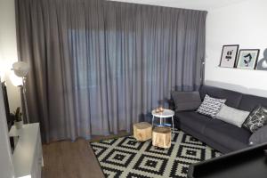 ホルムにあるAmelander Kaap 101のソファとテーブルのあるリビングルーム +15枚の写真