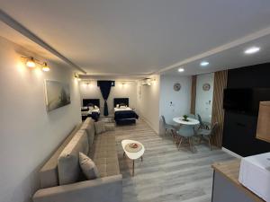 una sala de estar con un sofá y una mesa en Studio apartment Bulevar, en Mostar