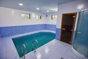 Art Elite في طشقند: حمام سباحة فيه بلاط ازرق