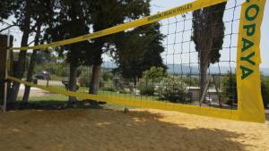 マザンにあるDomaine du Piol - Luberon - Piscine privée - Clim - Beach Volleyの通りが見える公園のネット