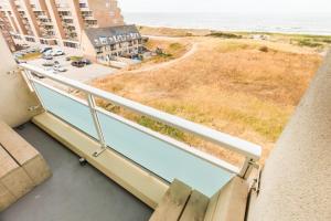 Un balcón con vista a la playa y al océano. en Strand166, en Egmond aan Zee