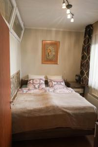 - une chambre avec un grand lit et des draps roses dans l'établissement BALA Resort Apartman, à Siófok