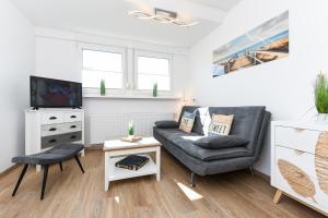 ein Wohnzimmer mit Sofa und Fernseher in der Unterkunft Ferienwohnung Haus Boje "Knurrhahn" in Neuharlingersiel