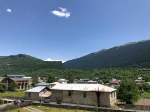 Vista generica sulle montagne o vista sulle montagne dall'interno dell'hotel