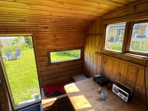 une vue intérieure d'une cabine avec une table et deux fenêtres dans l'établissement Pool & Sauna Studio-Apartment, à Porsgrunn 15 autres photos
