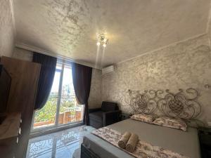 A bed or beds in a room at Dracena Guesthouse