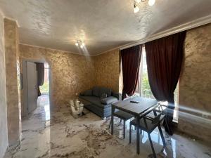 A seating area at Dracena Guesthouse