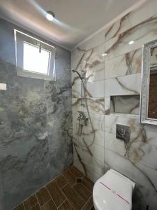 A bathroom at Dracena Guesthouse