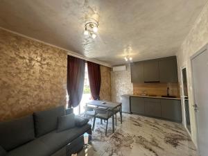 A kitchen or kitchenette at Dracena Guesthouse