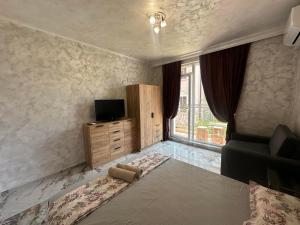 A television and/or entertainment centre at Dracena Guesthouse