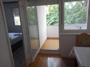 Una cama o camas en una habitación de Emir Apartman 3
