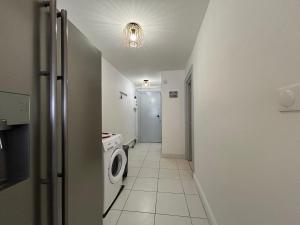 Un baño con lavadora y lavadora. en MH Habitat au cœur du centre ville, en Mulhouse