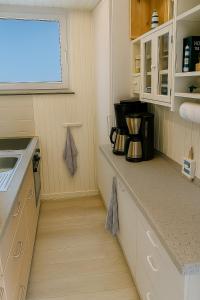 Kuchyň nebo kuchyňský kout v ubytování Ferienhaus LouJa