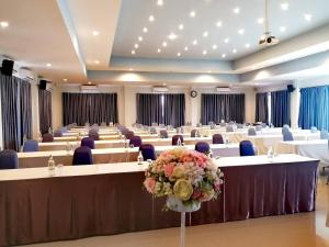 une grande pièce avec des tables et des chaises et un bouquet de fleurs dans l'établissement Maryo Resort Chiangrai - SHA Plus, à Chiang Rai 63 autres photos