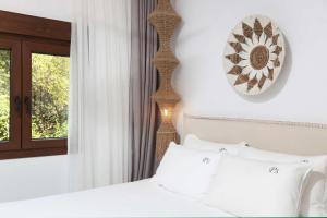 Postel nebo postele na pokoji v ubytování Petra Luxury Suites