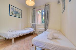 Cama o camas de una habitación en L'ORANGER maison pittoresque et confortable proche des plages, Croisette et centre-ville