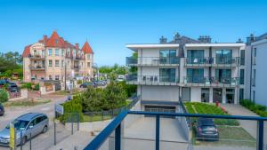 Blick auf eine Stadtstraße mit Gebäuden in der Unterkunft Rezydencja Niechorze D203 Classik z 2 sypialniami - 5D Apartments in Niechorze