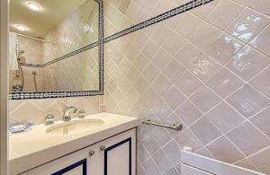 Un baño de L'ORANGER maison pittoresque et confortable proche des plages, Croisette et centre-ville