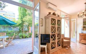 sala de estar con TV y puerta de cristal en L'ORANGER maison pittoresque et confortable proche des plages, Croisette et centre-ville, en Cannes