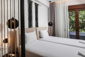 Postel nebo postele na pokoji v ubytování Petra Luxury Suites