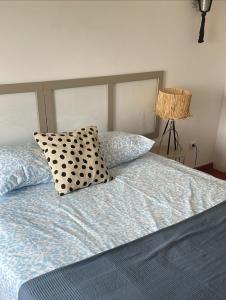 a bed with two pillows on top of it at Central Rooms Cascais, Estoril in Parede