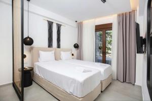 Postel nebo postele na pokoji v ubytování Petra Luxury Suites