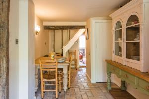 a dining room with a table and chairs at Bertie's Cottage by Keepers Cottages in Robertsbridge +23 photos