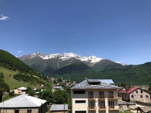 Vista generica sulle montagne o vista sulle montagne dall'interno dell'hotel