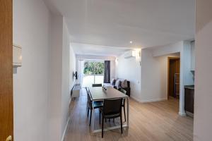 a kitchen and dining room with a table and chairs at Park Suites Family Rentalmar in Salou
