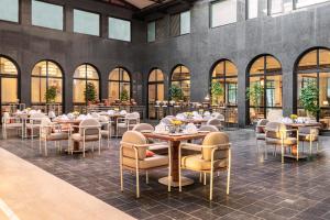 Restaurace v ubytování Holiday Inn Gurgaon NH8 by IHG