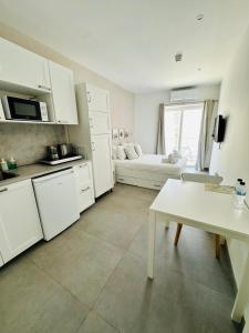 a kitchen and living room with a couch and a table at Gest in Mellieħa