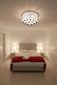 ガラツィにあるPanorama Suiteのベッドルーム1室(大型ベッド1台、シャンデリア付)