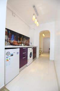a kitchen with a washing machine and a washer and dryer at Panorama Suite in Galaţi