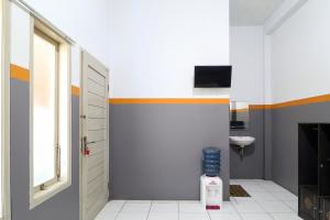 un bagno con un water e un lavandino di Hotel O Garut near Alun-Alun Tarogong formerly Wisma Etiga a Garut
