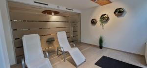 Posezení v ubytování 2-Zimmer Wohnung, Pools, Sauna und Balkon