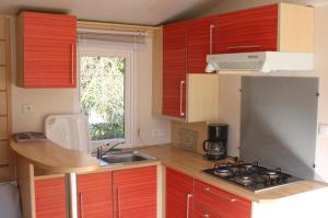 Kuchyň nebo kuchyňský kout v ubytování Camping Le Balcon de Chartreuse