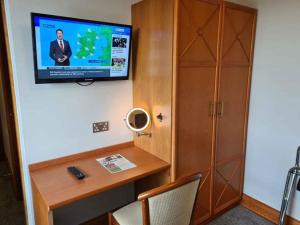 TV a/nebo společenská místnost v ubytování Leitrim Marina Hotel