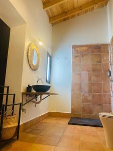 ein Badezimmer mit Waschbecken und Dusche in der Unterkunft Casas Lieva Castaño in Fuenteheridos