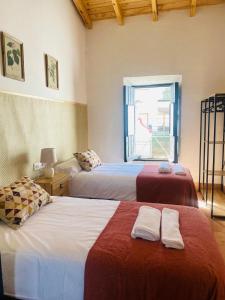 zwei Betten in einem Zimmer mit Fenster in der Unterkunft Casas Lieva Castaño in Fuenteheridos + 6 Fotos