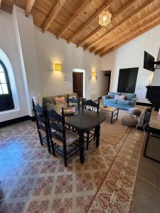 ein Wohnzimmer mit Tisch und Couch in der Unterkunft Casas Lieva Castaño in Fuenteheridos