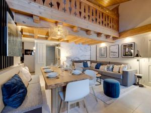salon ze stołem i kanapą w obiekcie Duplex confortable au cœur de Tignes Val Claret, 3 chambres, proche centre et navettes - FR-1-641-14 w mieście Tignes