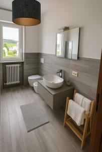 un baño con lavabo e inodoro en DreamLiving Vasto 1st, en Vasto