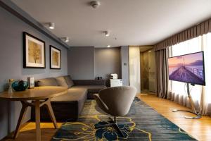 TV a/nebo společenská místnost v ubytování Lux Cabins Hotel Shenzhen
