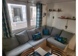 Khu vực ghế ngồi tại Mobil-home Clim, TV, LL Camping LA CARABASSE 4 étoiles - MH-A012