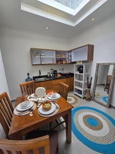Una cocina y un comedor con mesa y sillas. en Villa Mustika, en Ubud