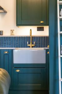 Η κουζίνα ή μικρή κουζίνα στο Fairytale Staycation - Near London by Damask Homes +33 φωτογραφίες