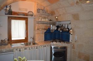 una cucina con lavello e fornello di G.H.03 Polignano a Mare a Polignano a Mare Altre 34 foto