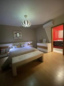 Dormitorio con cama con banco en Nazaré Luxury Villa with Private Pool, en Nazaré