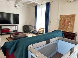 โทรทัศน์และ/หรือระบบความบันเทิงของ Jolie Villa piscine climatisé 6 pers proche centre-ville Perpignan